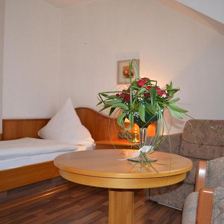 Hotel Garni Zum Dorfbrunnen Bornheim  Room photo